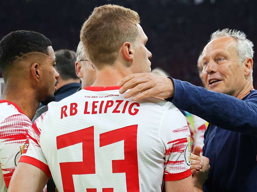 Christian Streich gratuliert Spielern des RB Leipzig.