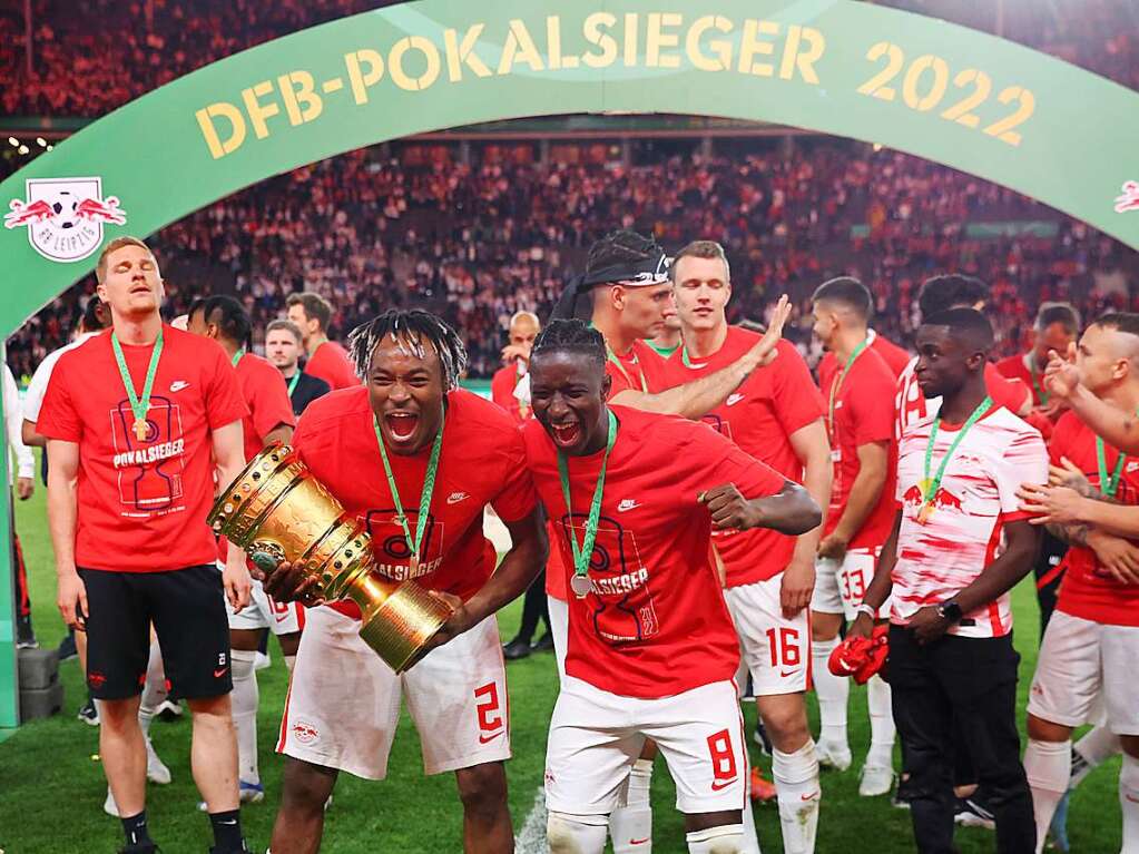 Party mit Pott: RB Leipzig nach der Siegerehrung.