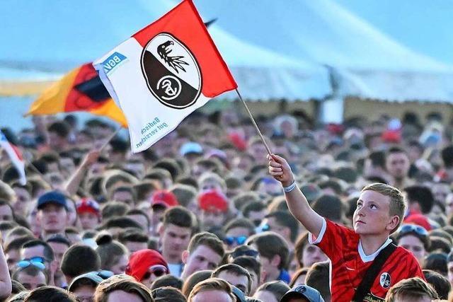 Fotos: Mehr als 10.000 Fans beim Public Viewing auf dem Messeparkplatz