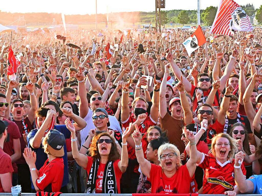 Euphorie, Begeisterung und Traurigkeit: Die Fans des SC Freiburg erleben auf dem Messeparkplatz ein Wechselbad der Gefhle.