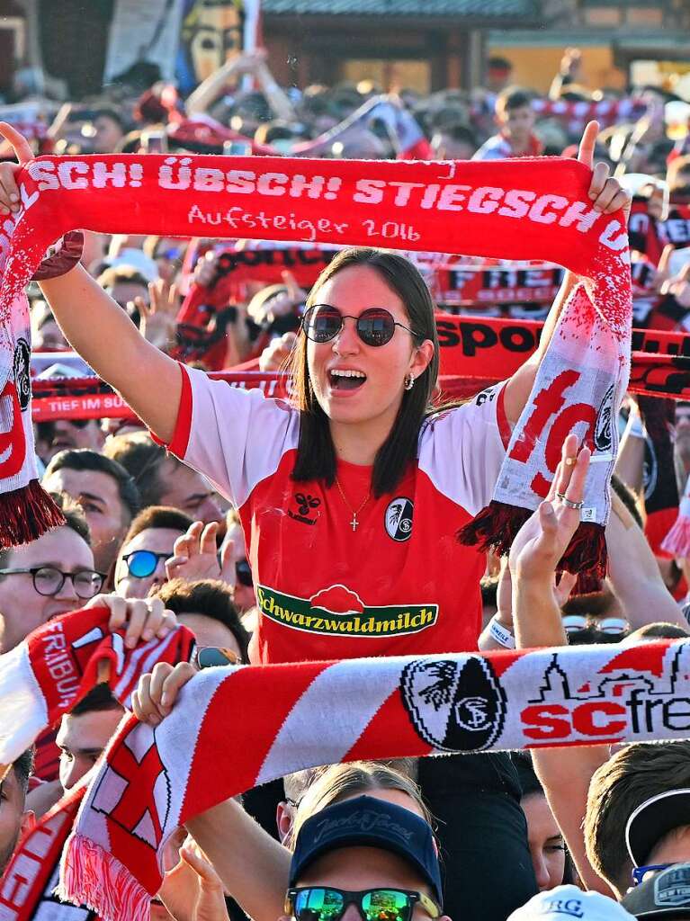 Euphorie, Begeisterung und Traurigkeit: Die Fans des SC Freiburg erleben auf dem Messeparkplatz ein Wechselbad der Gefhle.