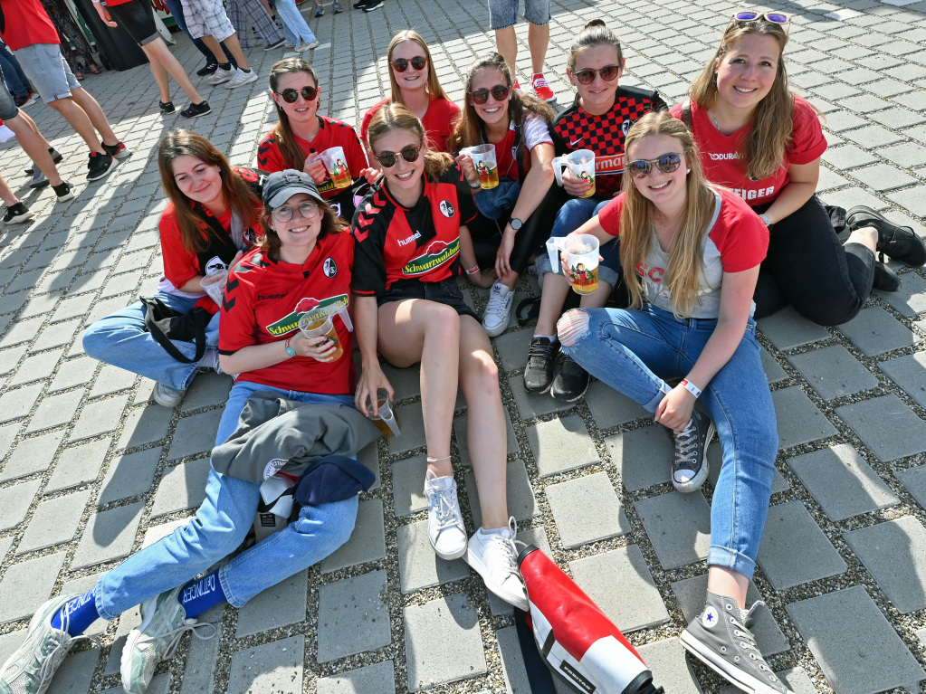 Euphorie, Begeisterung und Traurigkeit: Die Fans des SC Freiburg erleben auf dem Messeparkplatz ein Wechselbad der Gefhle.