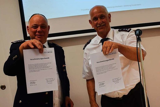 Die Abteilungskommandanten Bernd Schw... Verschmelzungsurkunde unterzeichnet.   | Foto: Feuerwehr