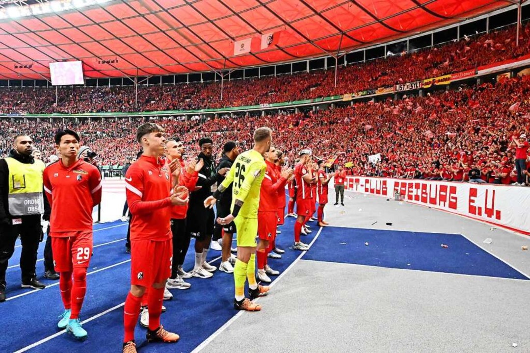 Die Mannschaft des SC Freiburg applaud...Ostkurve des Berliner Olympiastadions.  | Foto: Achim Keller