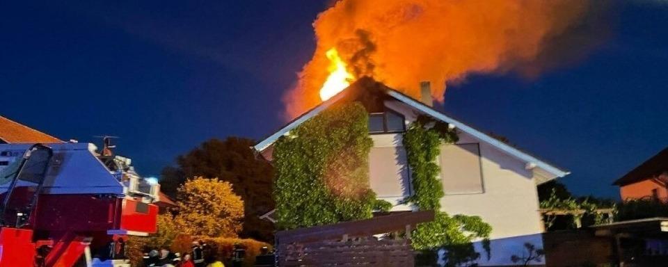 Rund 80 Feuerwehrleute können bei Wohnhausbrand Schlimmeres verhindern