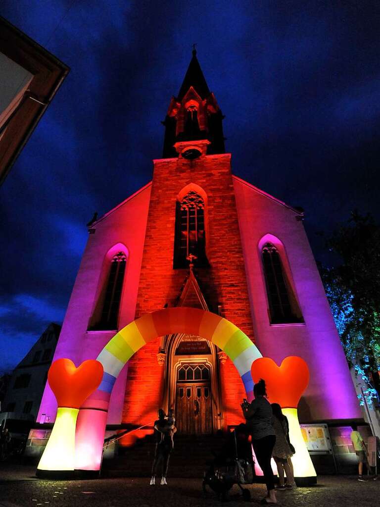 Bunt angestrahlte Stadtkirche