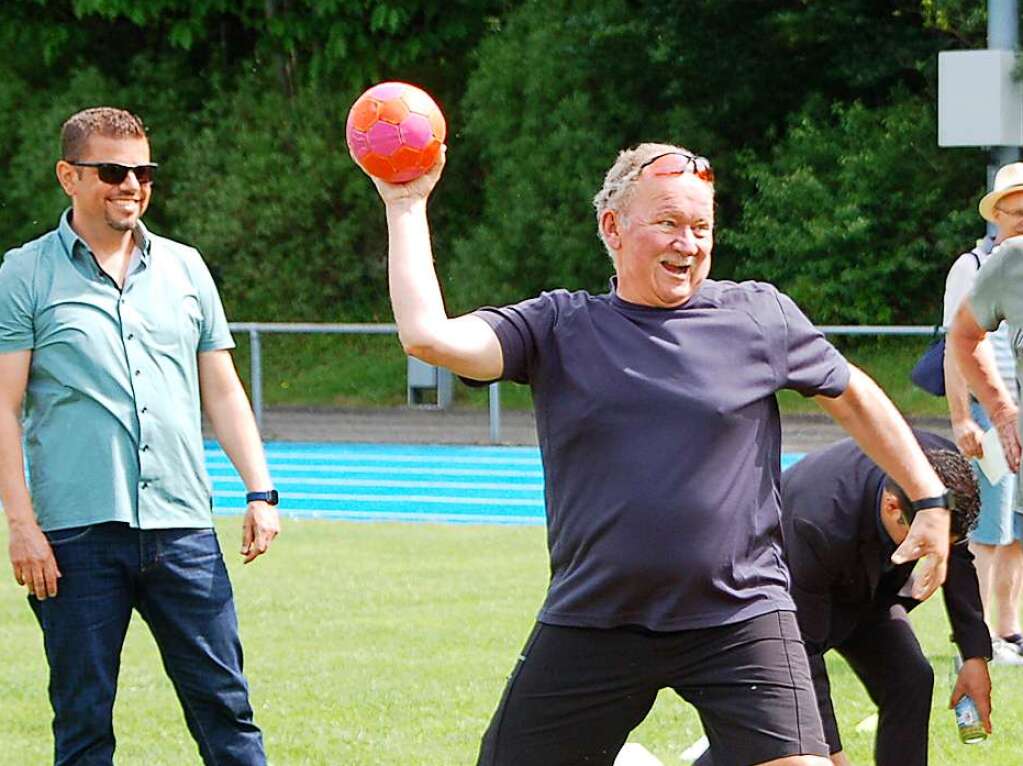 Auch die Verwaltung war am Start: Ordnungsamtsleiter Dominic Rago schaut zu, wie weit Hauptamtsleiter Hanspeter Schuler wirft.