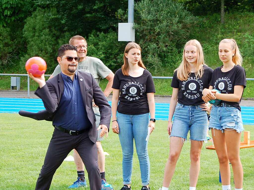 Kulturamtsleiter Dario Rago – Handball im Anzug.