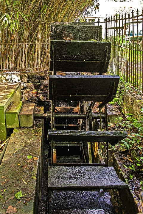 Im Englischen Garten gibt es einiges z...ein altes Wasserrad nahe einer Brücke.  | Foto: Hubert Gemmert