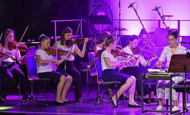 Das Streicherensemble mit Solistin Mia Menzer an der Schreibmaschine  | Foto: Wolfgang Knstle