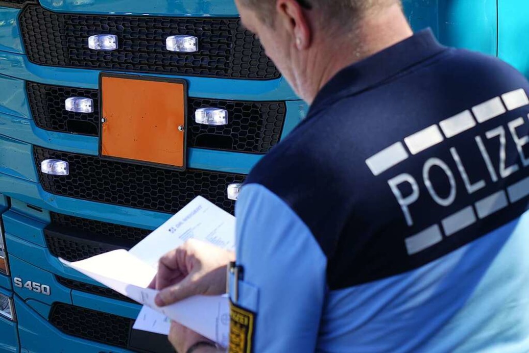 Ein Polizist kontrolliert Gefahrgut-Papiere  | Foto: Polizeipräsidium Offenburg