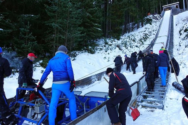 Das Schanzenteam Neustadt beid er Arbe...den Weltcup im Januar 2022 prpariert.  | Foto: Weltcupskispringen