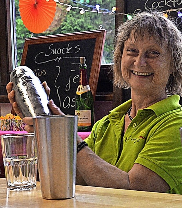 Die Vorsitzende der Landfrauen Ilona Wagner machte sich gut als Barkeeperin  | Foto: Christiane Sahli