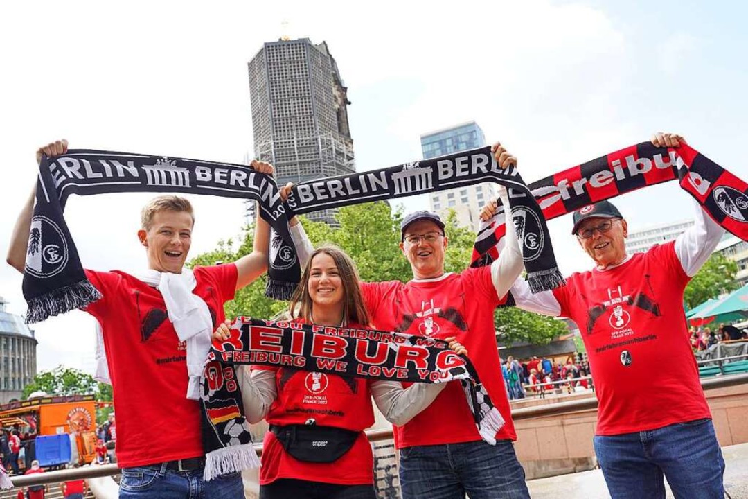 Sammelten zahlreiche Sympathiepunkte: Fans des SC Freiburg in Berlin.  | Foto: Jörg Carstensen (dpa)