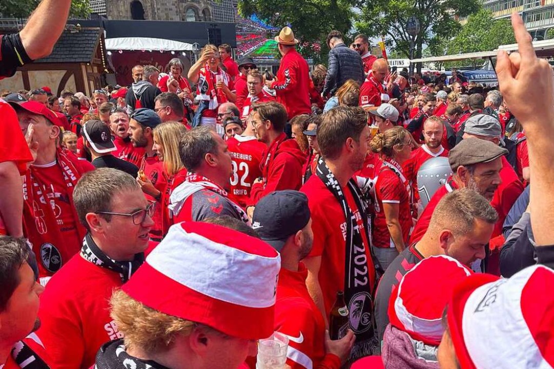 Tausende Fans des SC Freiburg feierten...große, fröhliche Party in Rot-Schwarz.  | Foto: Joachim Röderer