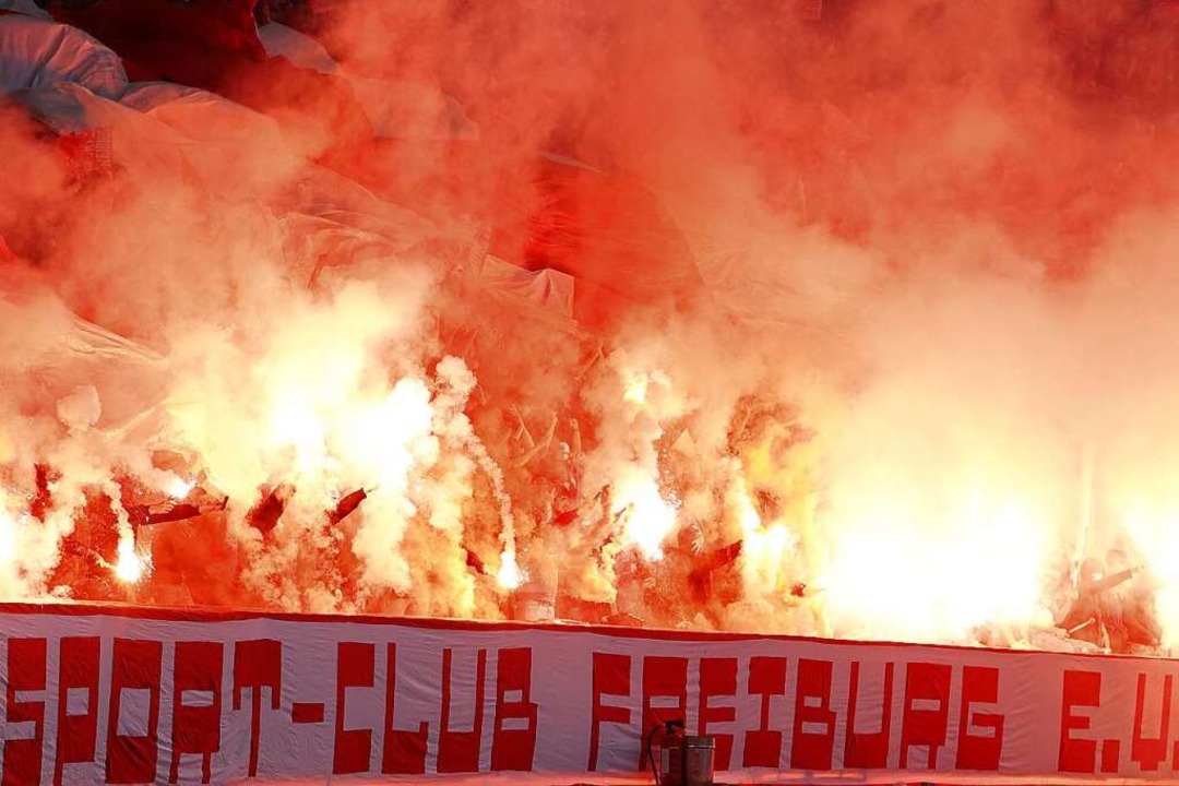 Einige Fans des SC Freiburg versuchen,...erhaschen &#8211; durchaus mit Erfolg.  | Foto: Christian Charisius (dpa)