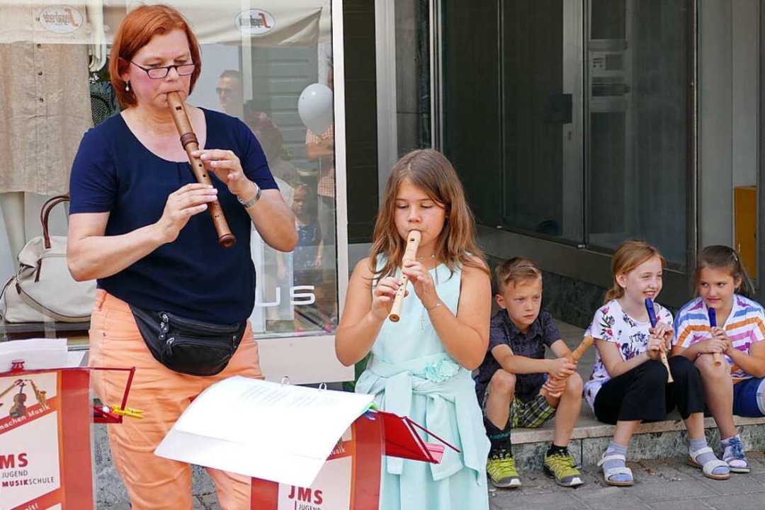 Flötenmusik gab es beim Bummeln in der Neutorstraße.  | Foto: Sattelberger