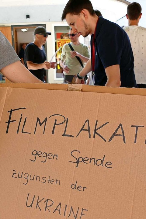 Vereinsmitglieder des Kommunalen Kinos...egen eine Spende begehrte Filmplakate.  | Foto: Sattelberger