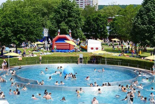 Freude über frisch eröffnete Schwimmbäder in Lörrach und im Wiesental