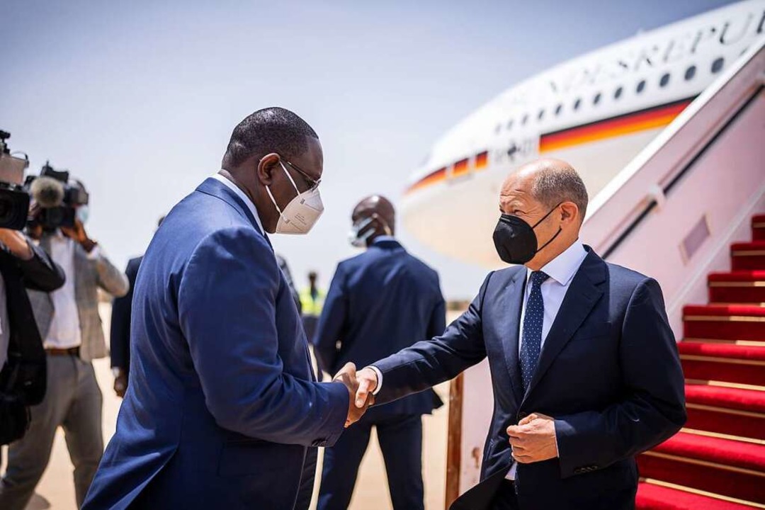 Der senegalesische Präsident Macky Sall (links) begrüßt Olaf Scholz in Dakar.  | Foto: Michael Kappeler (dpa)