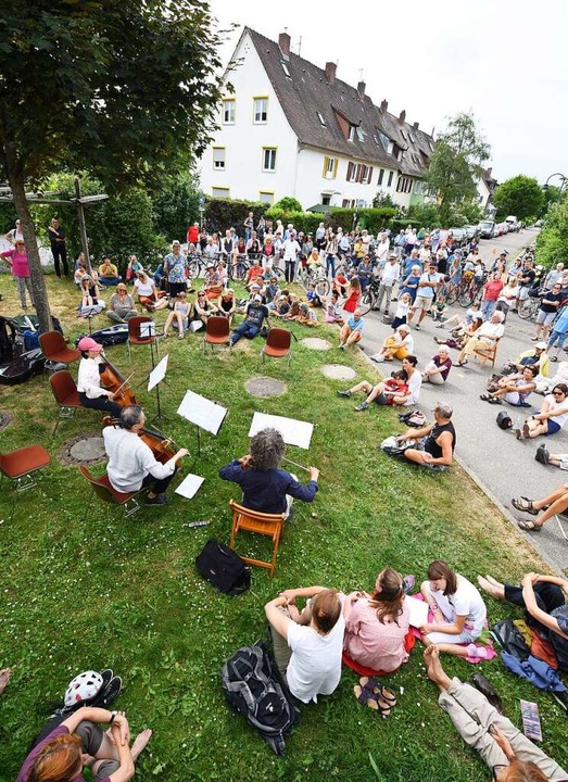 Das  Freiburger Cello-Ensemble vor dem Droste-Gymnasium  | Foto: Rita Eggstein