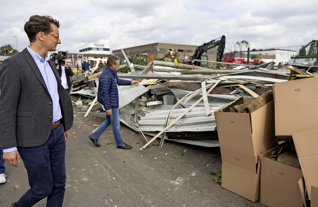 Hendrik Wst (CDU, links), Ministerpr...en berblick ber die Tornadoschden.   | Foto: Friso Gentsch (dpa)