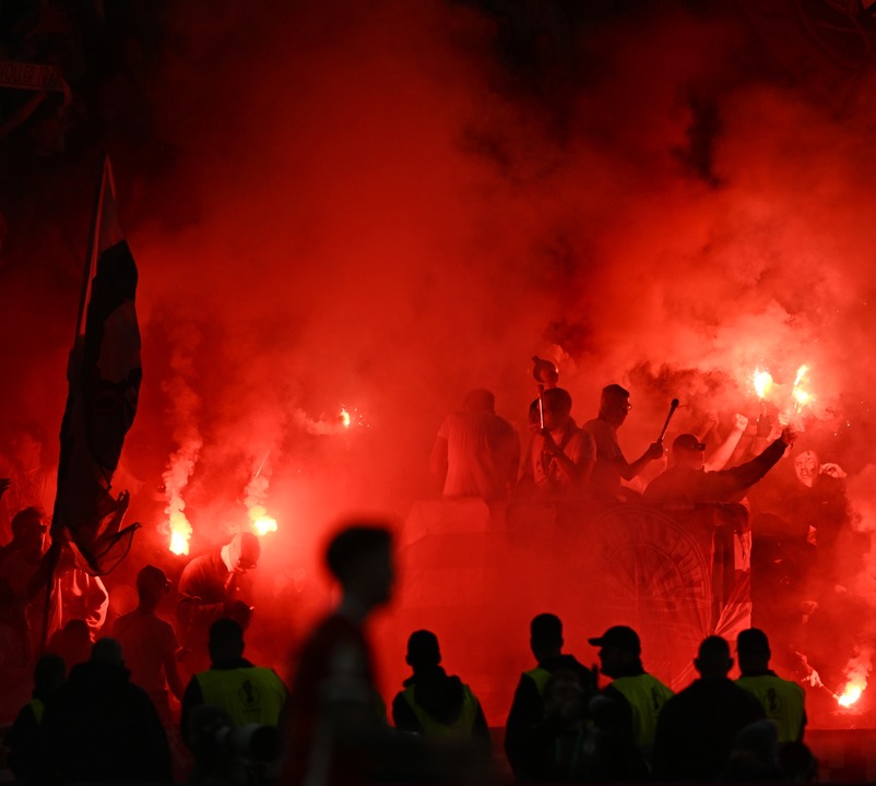 Negativ: Zündelnde SC-Fans, die meinen...it  Bengalos Aufmerksamkeit erhaschen.  | Foto: Achim Keller