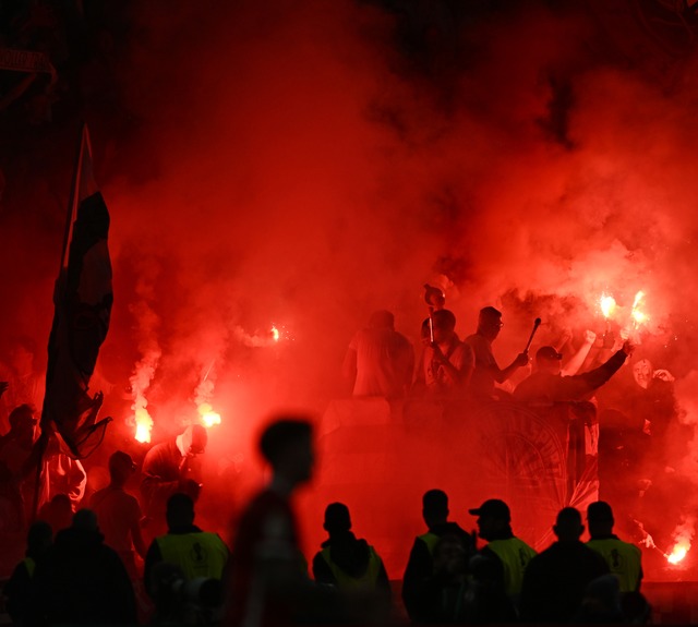 Negativ: Zndelnde SC-Fans, die meinen...it  Bengalos Aufmerksamkeit erhaschen.  | Foto: Achim Keller