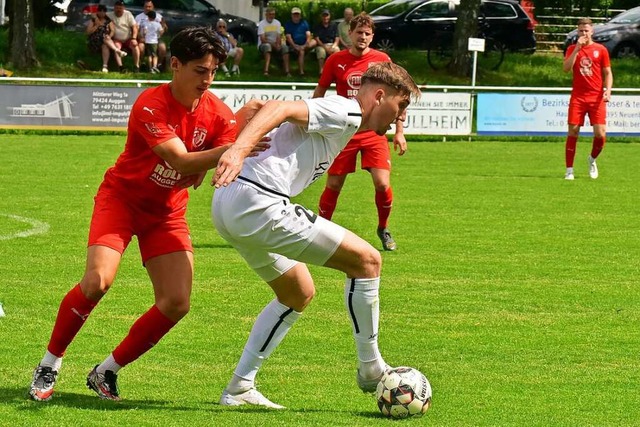 Niklas Fro (FC Teningen) schirmt den Ball vor John Zamorano (FC Auggen) ab.  | Foto: Daniel Thoma