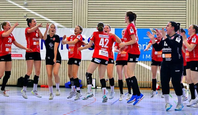 Hpfend feiern die Handballerinnen der...ufstiegsrunde gegen den SV Allensbach.  | Foto: Daniel Thoma