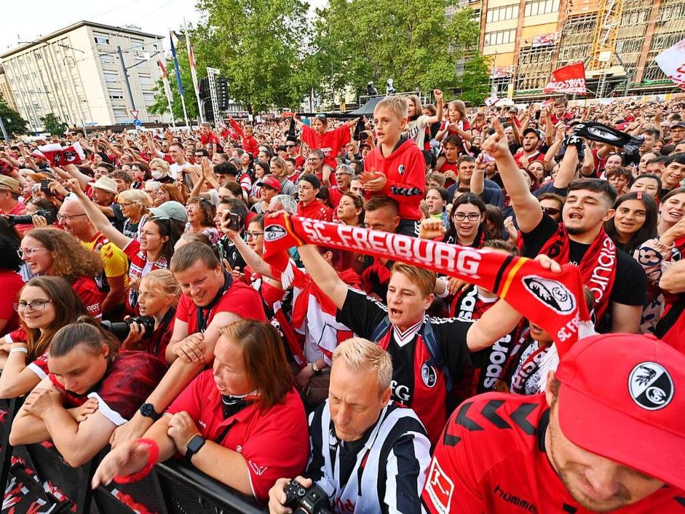 Gut 7000 Fans sind in die Freiburger I...FB-Pokalfinale in Berlin zu empfangen.  | Foto: Michael Bamberger