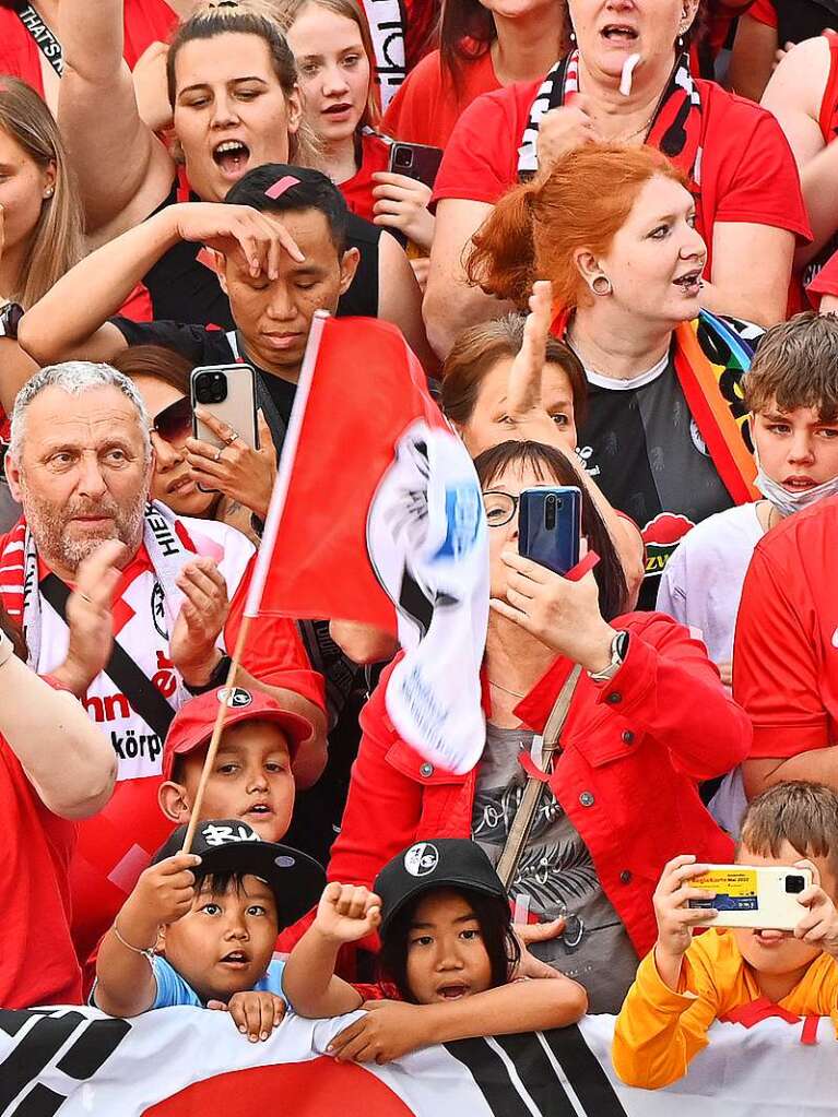 Den Pokal konnten sie zwar nicht holen, aber die Herzen der Freiburger fliegen den Spielern vom SC Freiburg trotzdem zu.