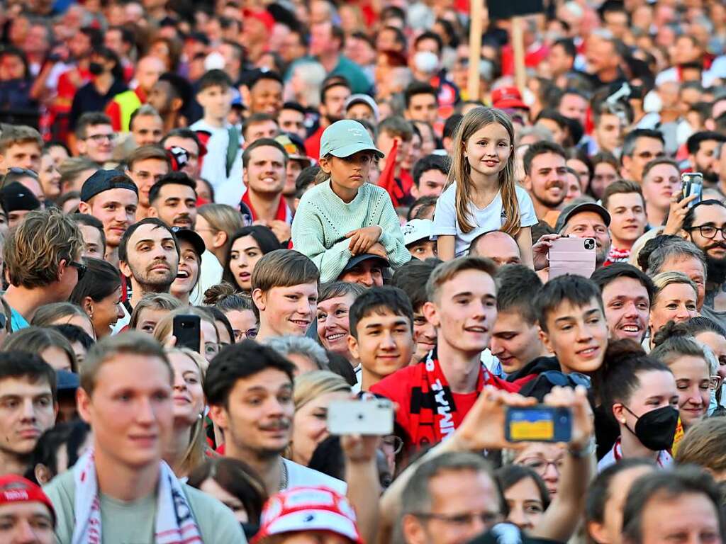 Den Pokal konnten sie zwar nicht holen, aber die Herzen der Freiburger fliegen den Spielern vom SC Freiburg trotzdem zu.