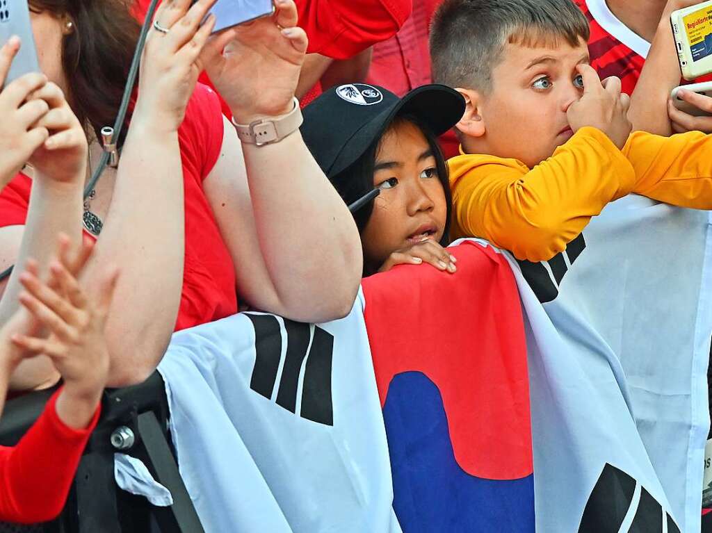 Den Pokal konnten sie zwar nicht holen, aber die Herzen der Freiburger fliegen den Spielern vom SC Freiburg trotzdem zu.