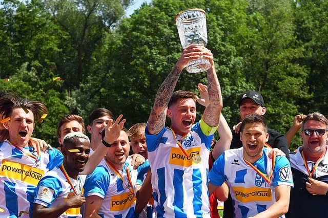 In Feierlaune: die Spieler des SV Ober...m Kapitn Nicola Leberer mit dem Pokal  | Foto: Wolfgang Knstle
