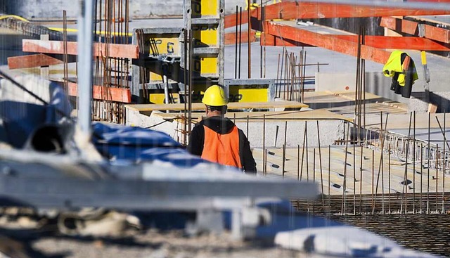 Bauarbeiter werden im Lenzkircher Hfl...lienhaus mit neun Wohnungen zu bauen.   | Foto: Julian Stratenschulte (dpa)