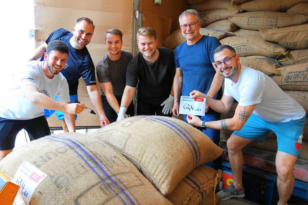 Die Helfer des Dikome-Vereins mit dem ... Tonnen Kaffeebohnen lagerten sie ein.  | Foto: Gudrun Gehr