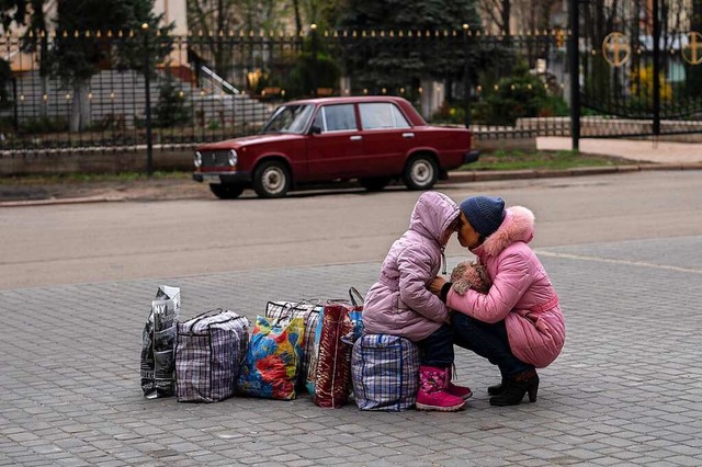 Eine Mutter umarmt ihre Tochter, whre... im Nordwesten der Ukraine zu fliehen.  | Foto: Petros Giannakouris (dpa)