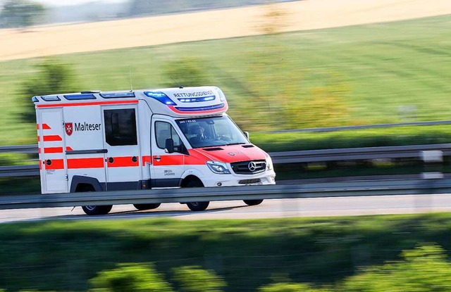 Der Rettungsdienst brachte den Motorradfahrer ins Krankenhaus.  | Foto: Jan Woitas (dpa)