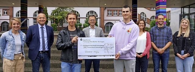 Bei der Spendenbergabe (von links): K...ild: Dominik Vogt und Barbara Monnet).  | Foto: Markgrafen-Grund- und Realschule
