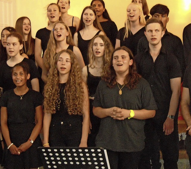 Der Gospelchor des Scheffelgymnasiums ...tkirche ein begeisterndes Popkonzert.   | Foto: Ernst Brugger