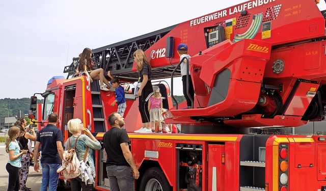 Die Kinder gingen mit Begeisterung in ...chfahrzeug der Laufenburger Feuerwehr.  | Foto: Brigitte Chymo