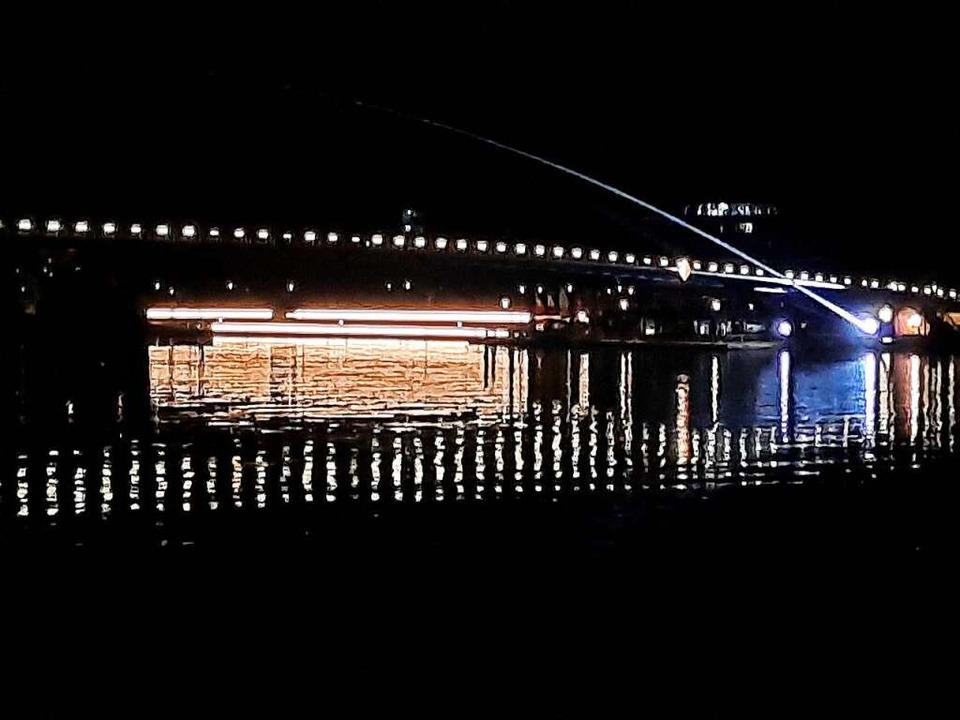 So präsentiert sich die Rheinterrasse ...cke nachts vom französischen Ufer aus.  | Foto: Hannes Lauber