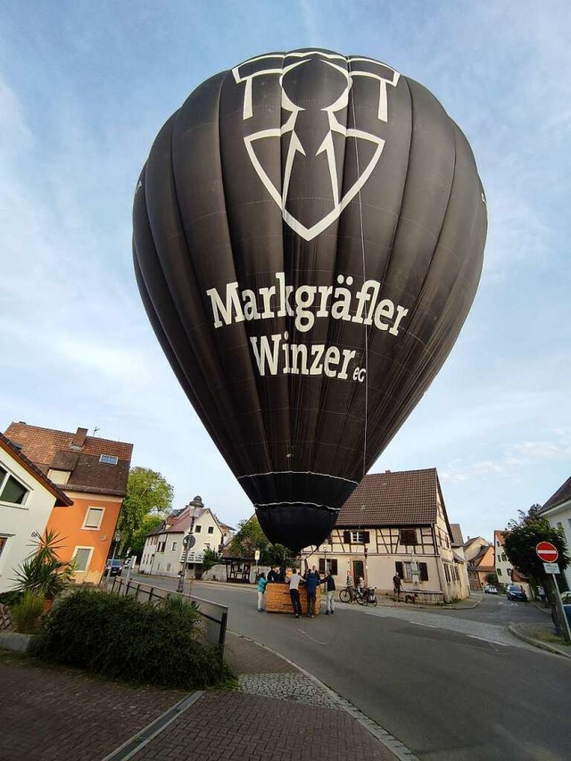 Der Heiluftballon  in der Hauptstrae.  | Foto: Ballonsport Mllheim