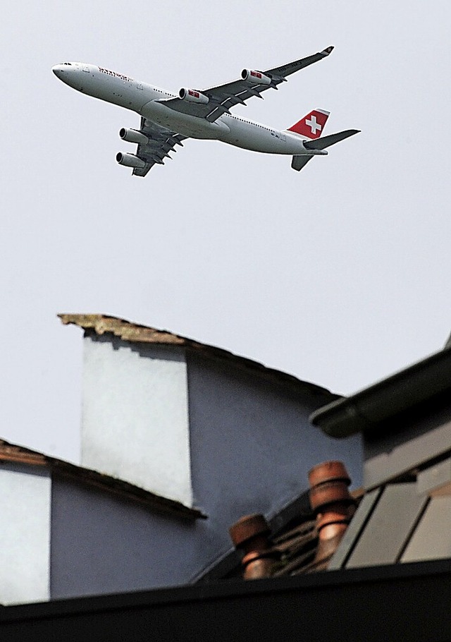 Ein Flugzeug von Swiss fliegt ber die Dcher der Gemeinde Hohentengen.   | Foto: Patrick Seeger