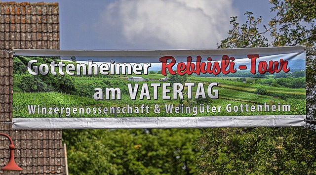 Ein groes Banner weist in Gottenheim auf die Rebhislitour hin.  | Foto: Hubert Gemmert