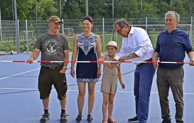 Eine junge Besucherin bernahm spontan...eucker und  Ralf Wermuth (von links).   | Foto: Yvonne Siemann