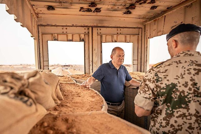 Bundeskanzler Olaf Scholz mit Kommandeur Sven Rump in Niger.  | Foto: Michael Kappeler (dpa)