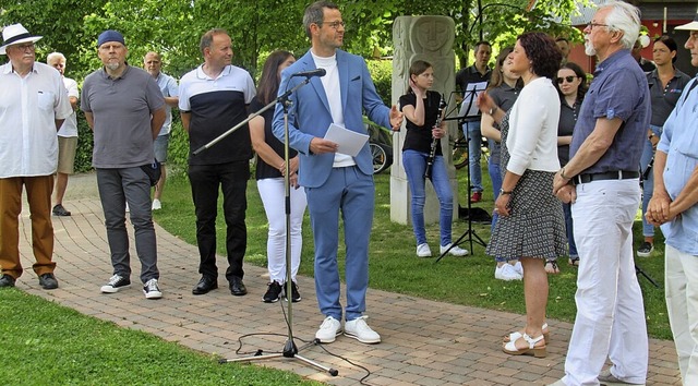 Ansprache: OB Marco Steffens mit Ortsvorsteherin und Knstlern  | Foto: Susanne Kerkovius