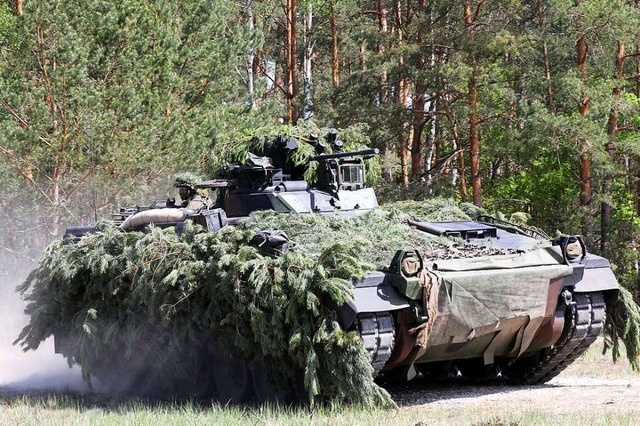 Bundeswehrsoldaten bei einer bung in ...rpommern mit dem Schtzenpanzer Marder  | Foto: Bernd Wstneck (dpa)